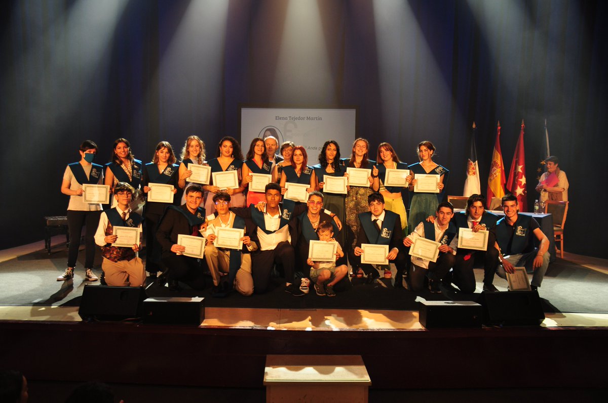IES_FGL's tweet photo. ...Y a los alumnos de 2º C, la 2ª promoción del Bachillerato de Artes.
¡¡¡Felicitaciones a todos los nuevos bachilleres!!! https://t.co/h6E9NDadeW