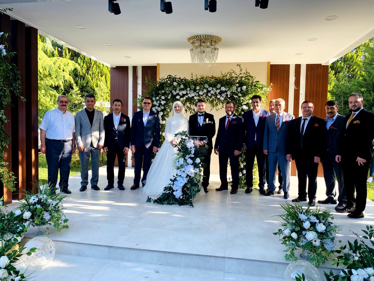 erdogan_ugr's tweet photo. Menekşe #Tekstil'in sahipleri Sn. Arif ve Nimet #Seylan çiftinin kızları Ferruhan'ın hayatını Sn. Şahin ve Rabia Tezel çiftinin oğulları Fatih ile birleştirdiğine şahitlik ettik. Dünür olan her iki aileyi de tebrik ediyor, mutluluklarına ortak olduğumuz genç çiftimize ömür boyu + https://t.co/nwuVPa7JjF