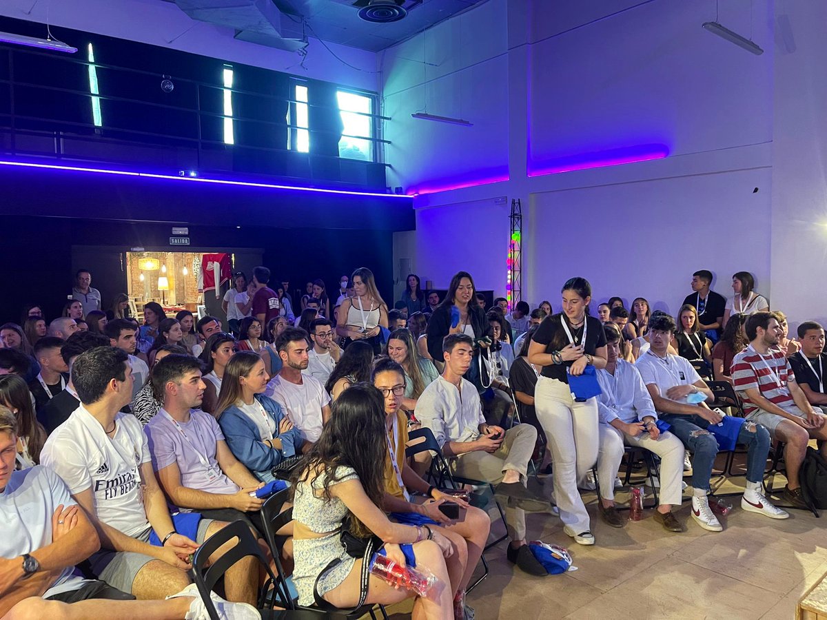 AmeriCamp's tweet photo. 🇪🇸 Incredible orientation in Madrid today! 

Good luck to all of you doing AmeriCamp this Summer! 

🇺🇸 Buena suerte en los estados unidos!

#AmeriCamp #Madrid https://t.co/Bt2cGaLcOu