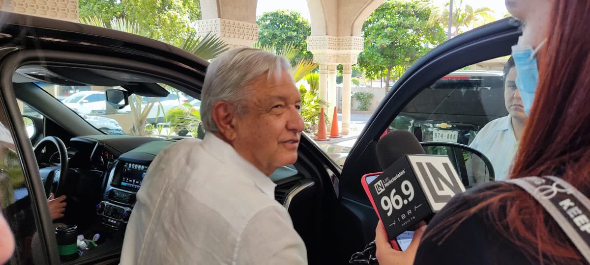 Noticierista's tweet photo. “Yo no supe nada, quién sabe si sea verdad” aseguró el Presidente @lopezobrador_ sobre los retenes de civiles armados que observaron periodistas nacionales ayer en la sierra de Badiraguato en poblado La Tuna, muy cerca de su gira. #Exclusiva @jozefinarubio @noticieristas https://t.co/rVMKBJSrqQ
