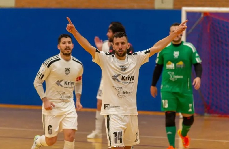 pasionfutsal's tweet photo. #Italia #SerieA2 El ex @CASLAFutsal @M_Quintairos ascendió a la Serie A con el @360ggfutsal y marcó un gol en la segunda final. Le ganaron 3-2 al Active Network de Martín Persec (hizo un gol) y Nicolás Lamas. https://t.co/gVLnDmWMqT