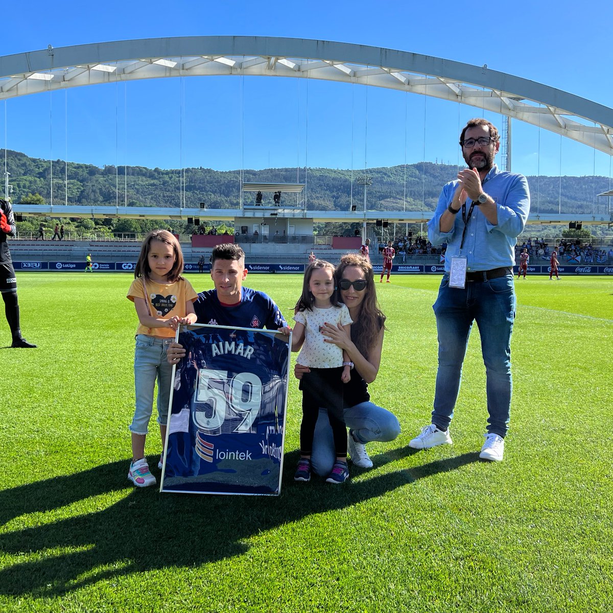 💙 Datorren denboraldian jarraituko ez duten 3 mito agurtzen ditugu: <a href="/MikelAlvaro/">Mikel Alvaro</a>, Saizar eta <a href="/AimarSagasti/">Aimar Sagastibeltza</a>. 

Senitartekoen eta Jon Larrea presidentearen eskutik, taldeko kamisetak eman zaizkie, bakoitzak SDArekin jokatutako partidu kopuruarekin. 

Mila esker bihotz-bihotzez!