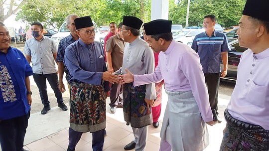 AzrilSarit's tweet photo. Sekitar Majlis Perkahwinan Anak YB Dato Sri Haji Mohamed Bin Haji Jaafar  - ADUN Jenderak di Dewan Kuala Krau.

Kehadiran Menteri Besar Pahang YB Dato Sri Haji @RosdyWan dan exco² Kerajaan Negeri Pahang turut memeriahkan suasana. https://t.co/ViXhleHSxq