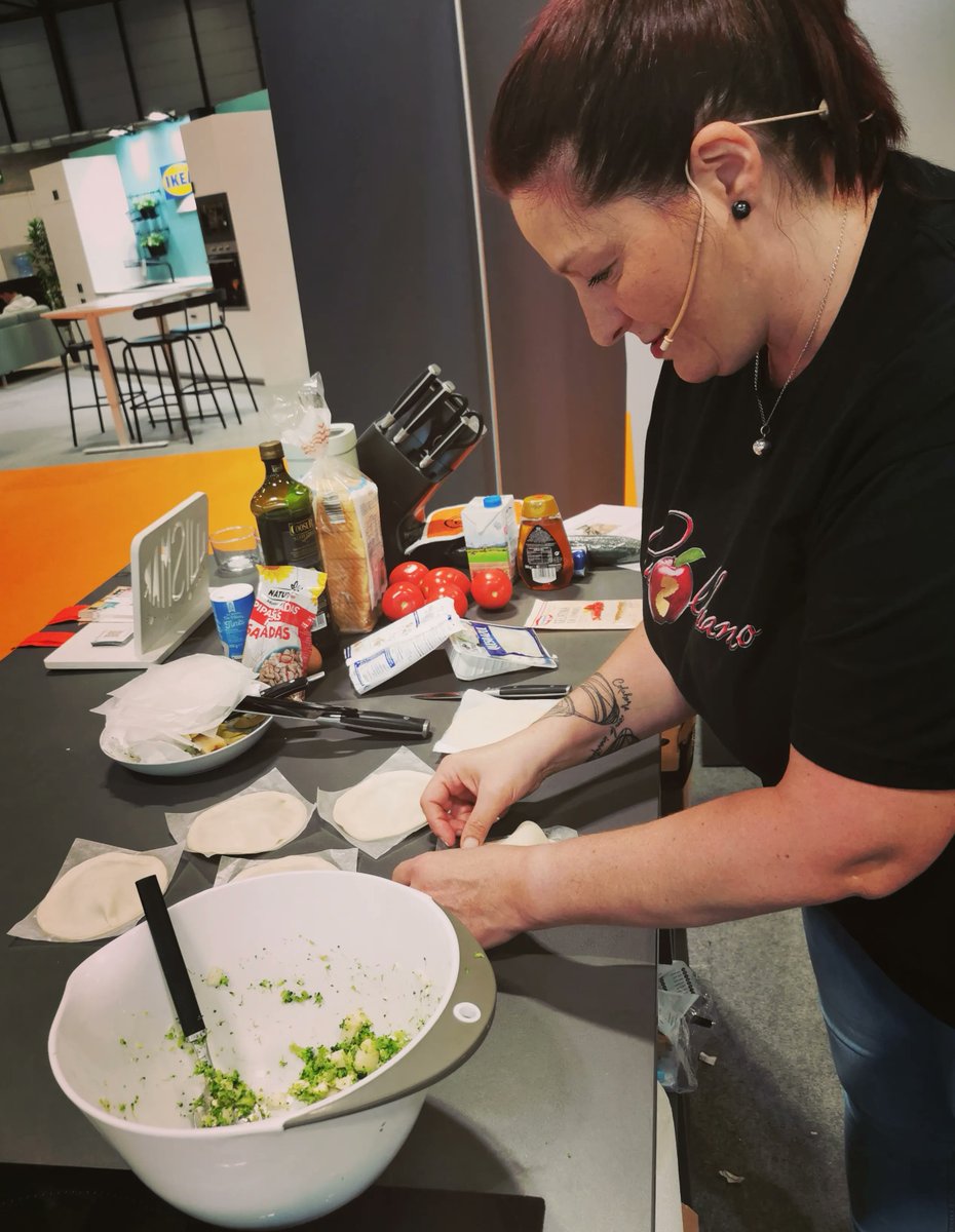 Si eres un #cheeselover este taller de #CookingLab <a href="/simaexpo/">SIMA</a> es para ti! <a href="/PaZladeando/">PaZladeando</a> prepara dos platos con el queso como protagonista, ligeros, sabrosos y perfectos para cenar esta noche! #elijococinar
#Recetas buff.ly/3ML4c2M y buff.ly/3sUHGfS