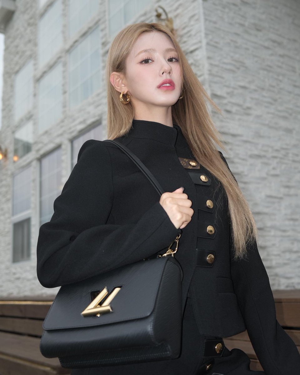 miyeontjo's tweet photo. I dress like a parisian princess with louisvuitton’s bag in my hand, do i look like a pretty princess? 😋💅🏻 https://t.co/nra1Hi6uQs