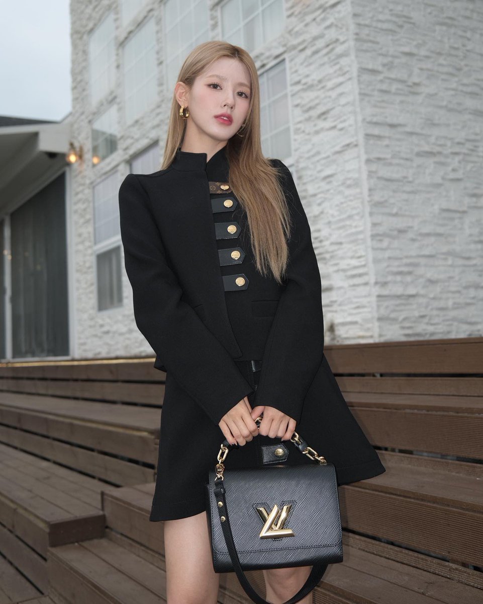 miyeontjo's tweet photo. I dress like a parisian princess with louisvuitton’s bag in my hand, do i look like a pretty princess? 😋💅🏻 https://t.co/nra1Hi6uQs