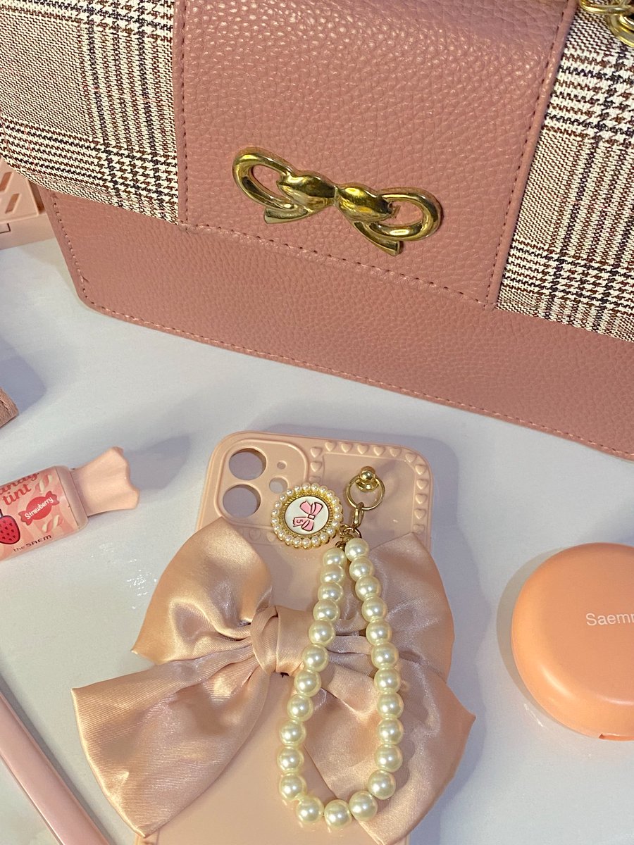 what’s in my bag? 👛