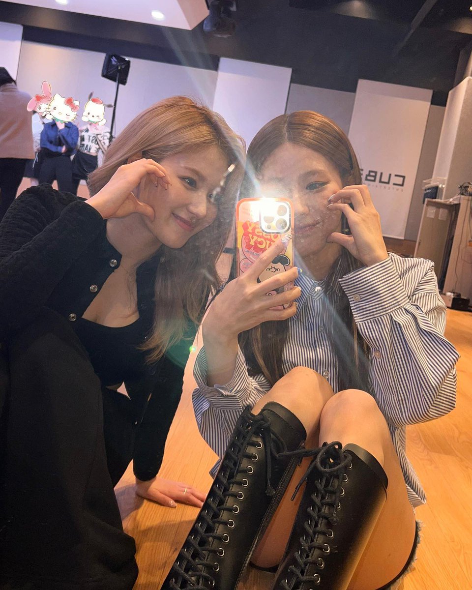 miyeontjo's tweet photo. Sana-nnie just visit me @ cube building, i kno it’s old picture 😋 just want to you guys know that we doing fun together, and we #Tomboy Challenge together 💘 https://t.co/3GZolsKbOL