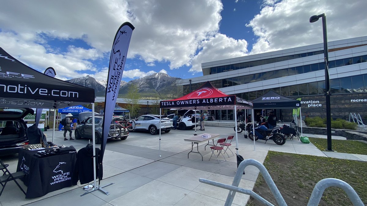 CYBRGRL2020's tweet photo. @TOCAlberta is hanging out with @BVBiosphere and all of our EV friends at the #Canmore #EVExpo! Come check out all the cars! We have all the #Teslas, a #Mach-E, #Konas, #Bolts, and so many more! https://t.co/NkwURjvO1P