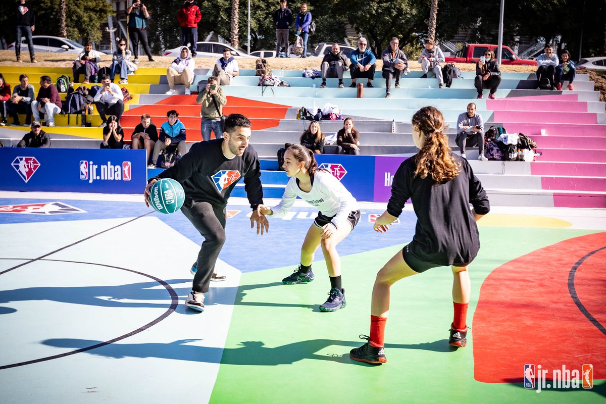 NBALatam's tweet photo. Presencia de lujo en la Clínica de básquet que se realizó en la cancha del Parque del Kempes, Córdoba 😍

 @eugemargarit | @facucampazzo | @DeportesCba 

#NBA75 | #JrNBA https://t.co/hJhxIa34vC