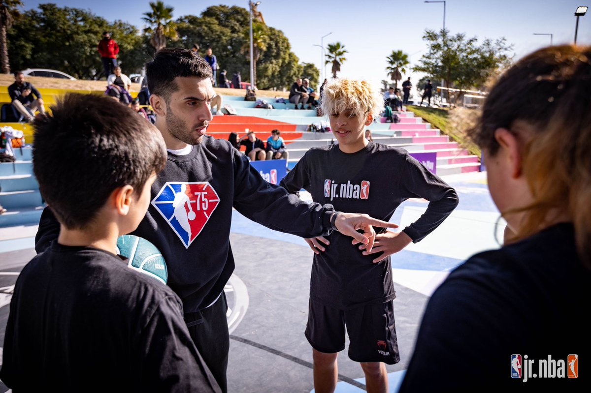 NBALatam's tweet photo. Presencia de lujo en la Clínica de básquet que se realizó en la cancha del Parque del Kempes, Córdoba 😍

 @eugemargarit | @facucampazzo | @DeportesCba 

#NBA75 | #JrNBA https://t.co/hJhxIa34vC