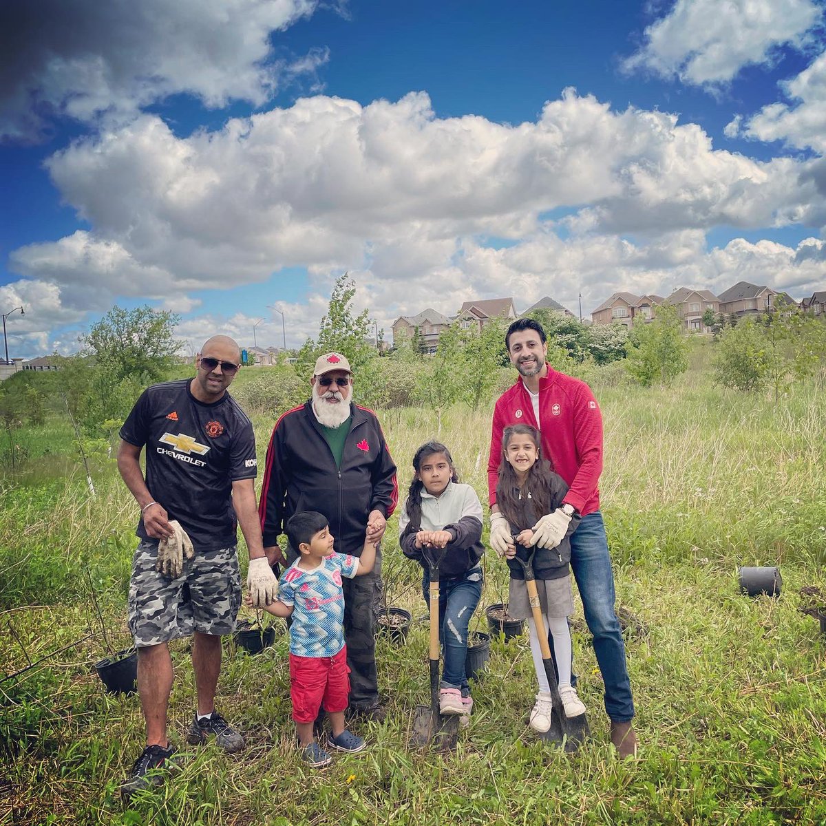 MSidhuLiberal's tweet photo. Nannyberry, ninebark, shining willow, and spruce are some of the trees and shrubs we planted this morning in #BramptonEast . Thank you to @EcosikhC and @TRCA_HQ for bringing the community together for this great initiative! https://t.co/KSb7k3W4A2