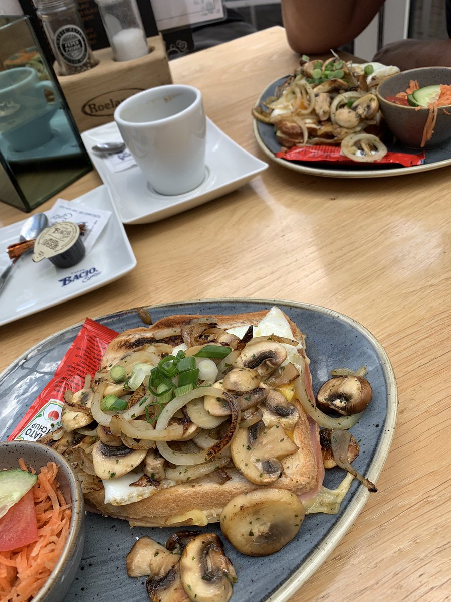 nette_arts's tweet photo. Moederdagcadeau van oudste van vorig jaar was gelukkig nog niet verjaard 
#SamenLunchen https://t.co/zYgK8UaCzH