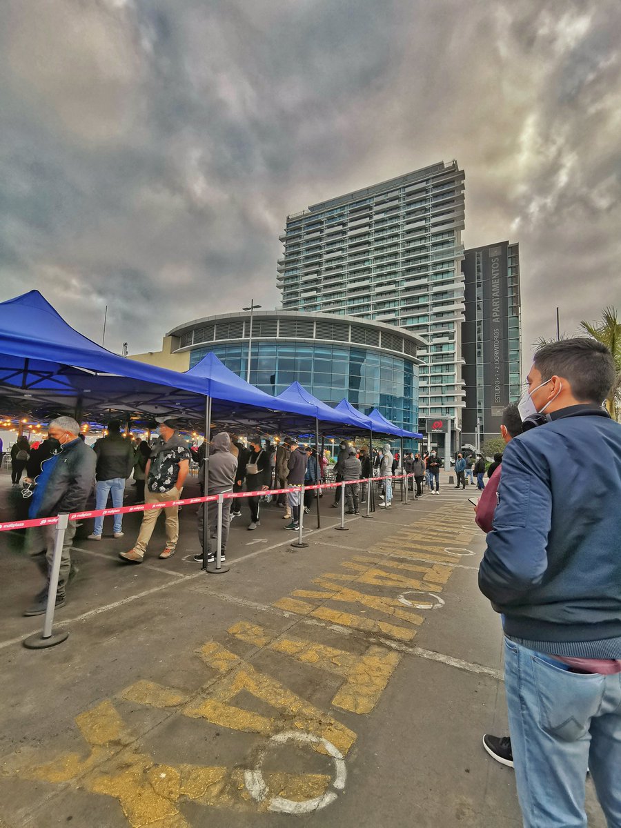 LCBUGUENO's tweet photo. Siendo las 08:00am ya se encuentra una larga fila para la vacunacion contra el Covid-19

#Antofagasta #mallplazaantofagasta
#mallplaza
#COVID19 https://t.co/VKW6eeIcMN