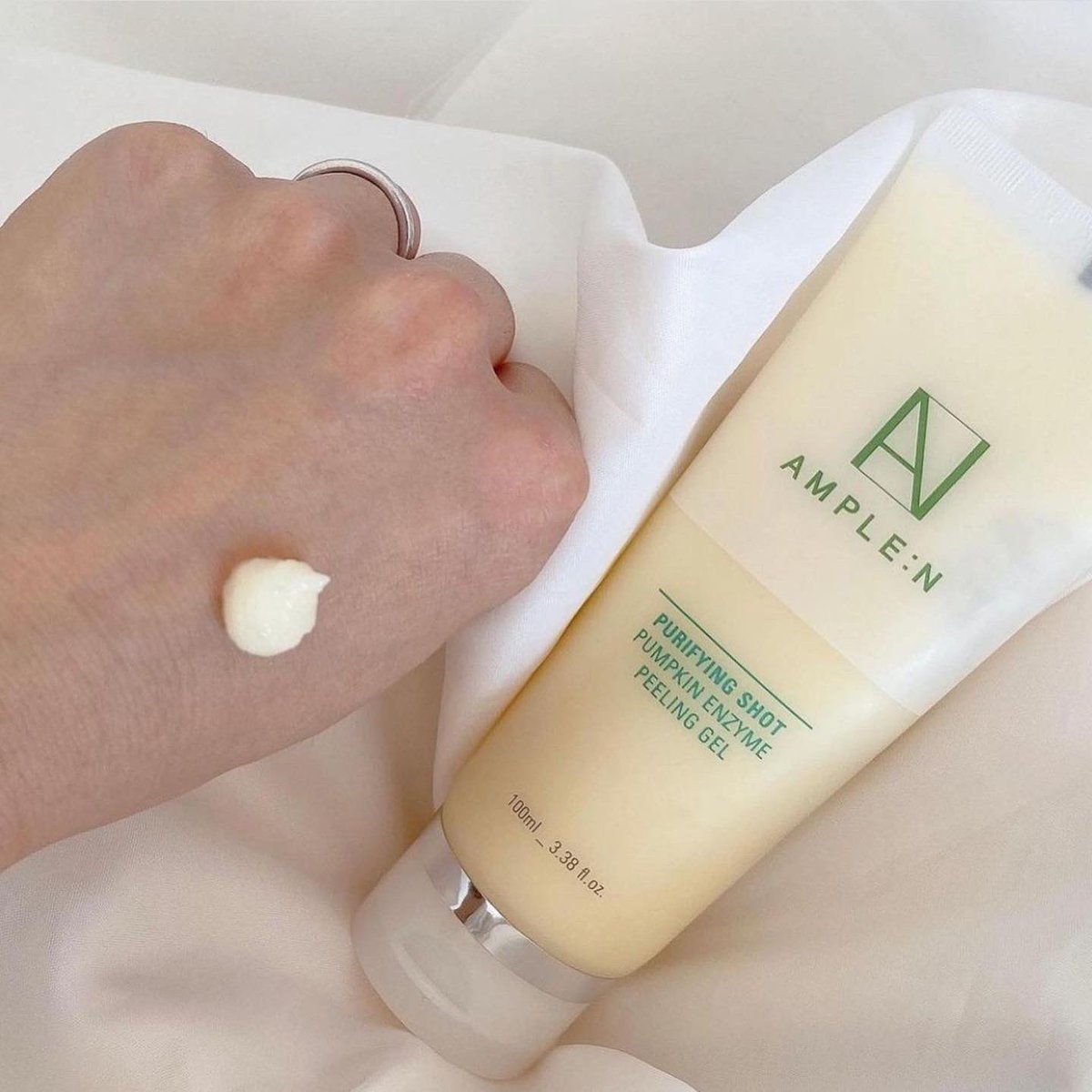anyongstore's tweet photo. — #อันยองพร้อมส่ง 
ample : n purifying shot pumpkin enzyme peeling gel🥝✨
เจลล้างหน้าแบบสครับ มีส่วนผสมของฟักทองเป็นหลัก ขจัดเซลล์ผิวที่ตายแล้ว ช่วยให้ผิวสดใส และช่วยฟื้นฟูผิวจากมลภาวะและผิวหมองคล้ำ ผิวอิ่มฟูให้ความกระจ่างใส ผิวหน้าเรียบเนียน
.
🛒ราคา : 330฿ 100ml

#amplen https://t.co/gdeRZPI1MQ
