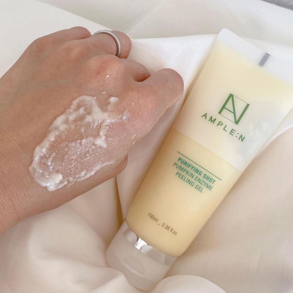 anyongstore's tweet photo. — #อันยองพร้อมส่ง 
ample : n purifying shot pumpkin enzyme peeling gel🥝✨
เจลล้างหน้าแบบสครับ มีส่วนผสมของฟักทองเป็นหลัก ขจัดเซลล์ผิวที่ตายแล้ว ช่วยให้ผิวสดใส และช่วยฟื้นฟูผิวจากมลภาวะและผิวหมองคล้ำ ผิวอิ่มฟูให้ความกระจ่างใส ผิวหน้าเรียบเนียน
.
🛒ราคา : 330฿ 100ml

#amplen https://t.co/gdeRZPI1MQ