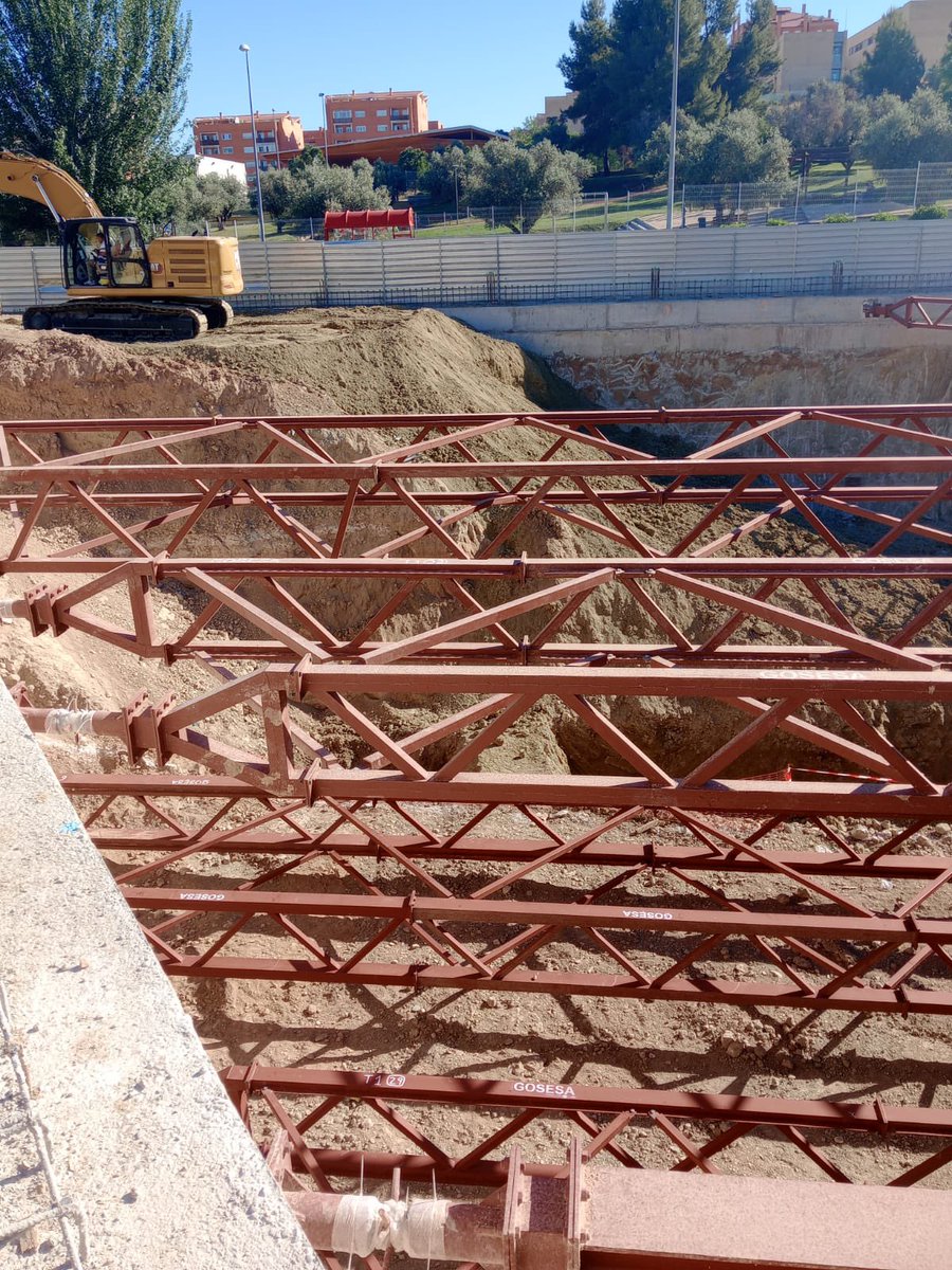 Acodalamientos_'s tweet photo. Avance del segundo nivel de #acodalamiento metálico en #muropantalla con celosías metálicas GOSESA con apoyo simple. #cimentaciones @Acodalamientos_ https://t.co/tKXPSZ0G2p