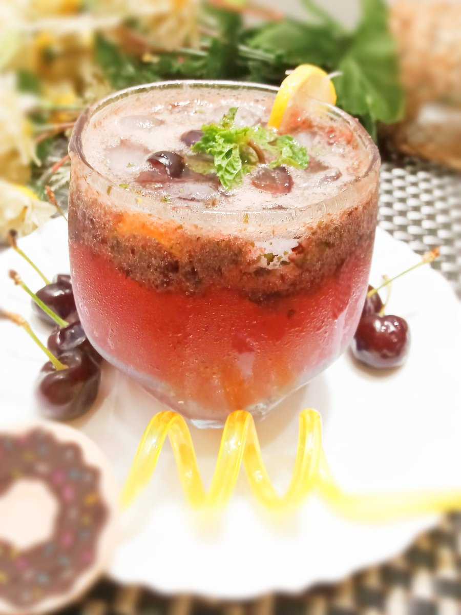 Menubook7's tweet photo. Cherry Mojito 😍😋
Made by me 😀
https://t.co/AX8UTxssAP
#mojito #cherry #cold_drinks #summer #cocktail https://t.co/qD6ccYfd6q