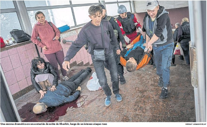 La foto estremece. #Periodismo puro. Vale la pena estudiarla: cada persona cuenta algo. Una escena de la guerra en Ucrania que tiene muchas otras lecturas. Ayer en #lanacion