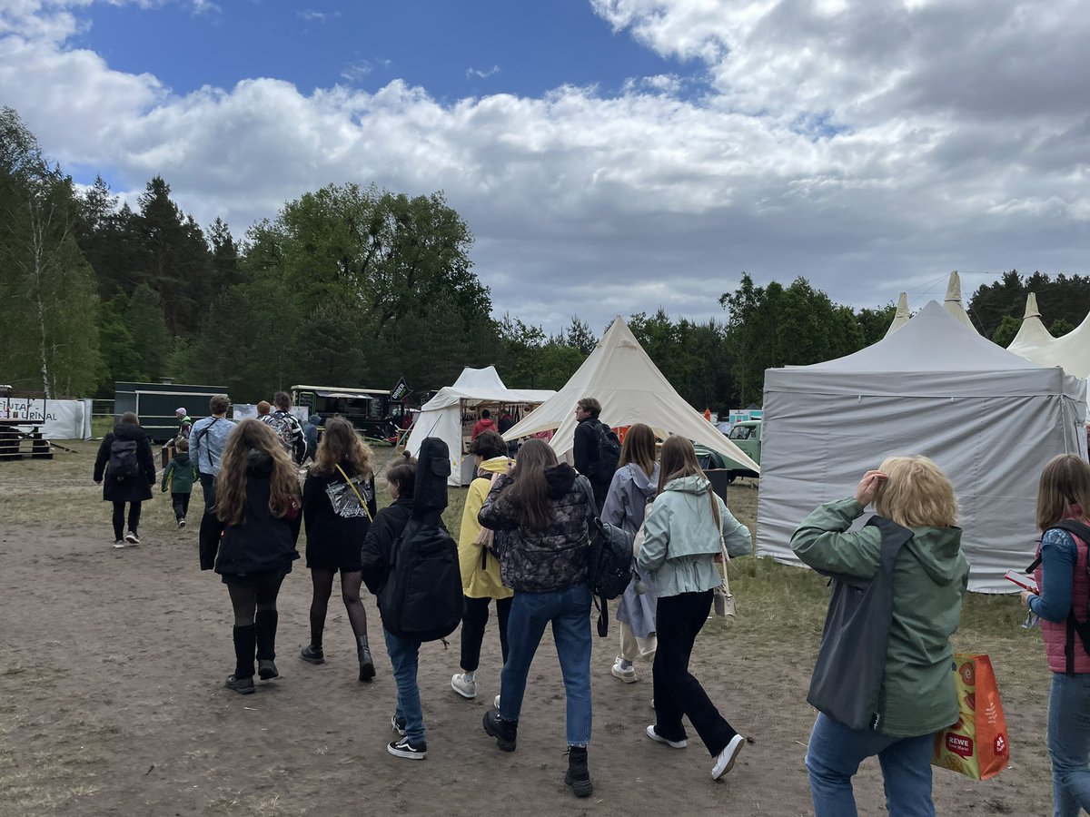 Deutsche Stiftung für Engagement und Ehrenamt (@d_s_e_e) on Twitter photo Moin vom <a href="/Immergutrocken/">Immergut Festival</a>! Wir haben über 100 Ehrenamtliche aus der Ukraine-Hilfe aufs Festival eingeladen und zeigen ihnen jetzt mit einer Backstage-Tour die Area. 🎪 #immergut Moin vom <a href="/Immergutrocken/">Immergut Festival</a>! Wir haben über 100 Ehrenamtliche aus der Ukraine-Hilfe aufs Festival eingeladen und zeigen ihnen jetzt mit einer Backstage-Tour die Area. 🎪 #immergut
