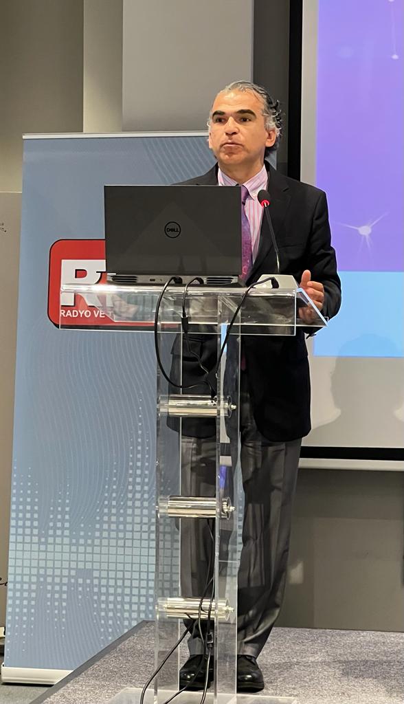 .<a href="/yeeorgtr/">Yunus Emre Enstitüsü</a> ve <a href="/rtukkurumsal/">RADYO VE TELEVİZYON ÜST KURULU</a>’ın Belgrad’da düzenlediği çalıştayda gerçekleştirilen panelde Yunus Emre Enstitüsü Kültürel Diplomasi Akademisi Koordinatörü Dr. Melih BARUT <a href="/kdaorgtr/">Kültürel Diplomasi Akademisi</a>, ‘Dijital Çağda Metaverse Etkisi’ başlıklı sunumunu yapıyor.