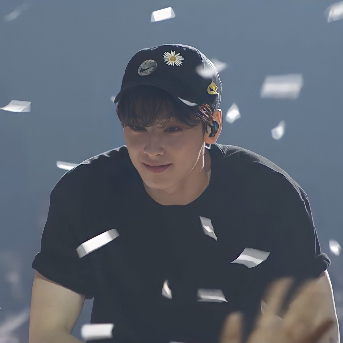 ChaEunwooINTL's tweet photo. The Man We Stan 🫶🫰
#ChaEunwoo at the ending stage of Today's Astro Concert #ASTROAD to Seoul - #Stargazer 💜
Tell us your favourite Eunwoo Moment from today's show.
#차은우 #チャウヌ #车银优 #ชาอึนอู #ASTRO @offclASTRO https://t.co/ra6v0jN6SQ