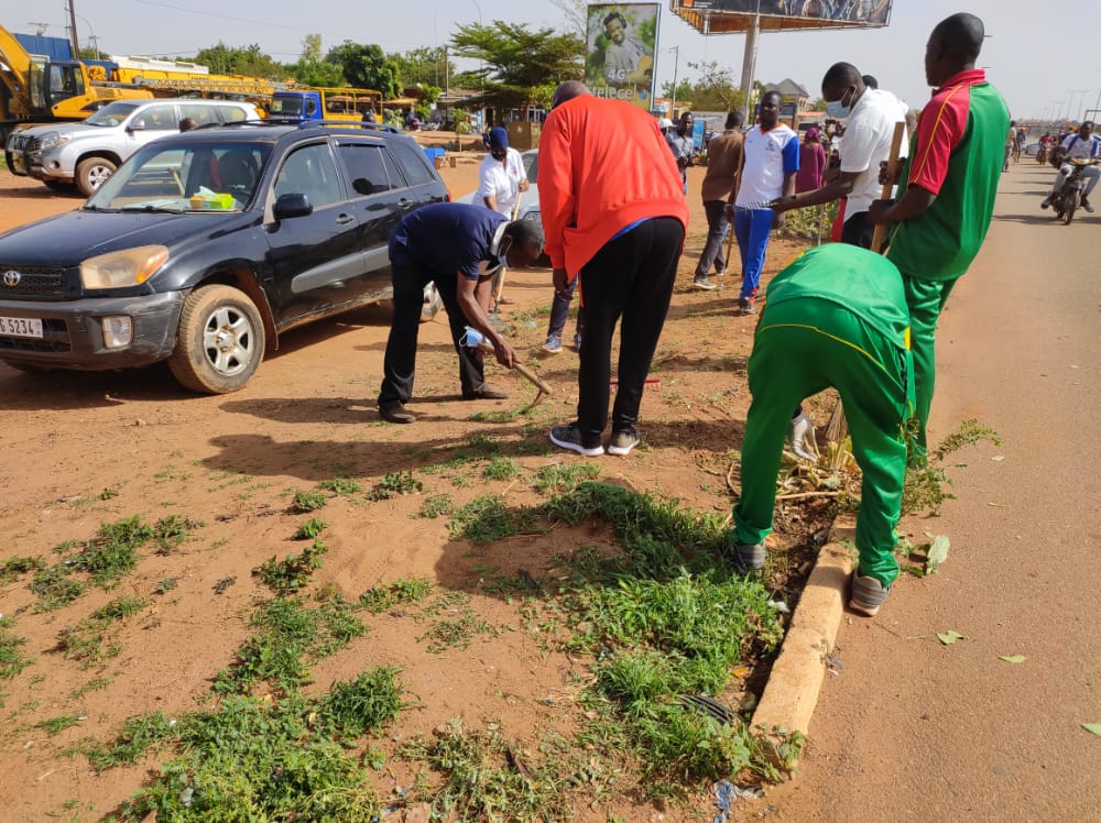 MCCAT_BF's tweet photo. Opération #Mana-Mana : Les agents du #MCCAT avec à leur tête madame la ministre Valérie KABORE, se sont mobilisé tôt ce matin du samedi 28 mai 2022, pour l’opération Mana-Mana lancée par le gouvernement de  Transition.
https://t.co/LWZb35CAON https://t.co/Mup6aEDlap