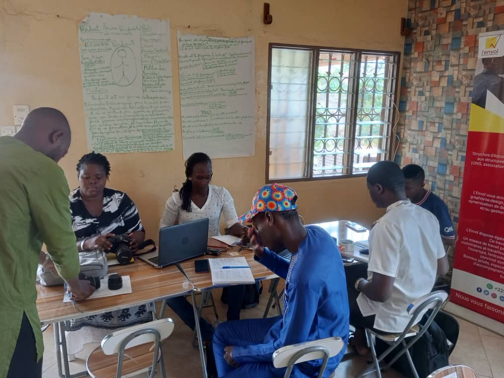 Nous avons bien démarré le samedi 21 MAI, notre programme de formation en #photographie, #montage_vidéo et #cadrage. Ceci après deux ateliers d’initiation organisés. 

Ça sera trois (03) mois #passionnants d’#apprentissage, d’#interactions et de #pratiques à l’Envol. 

#lenvol