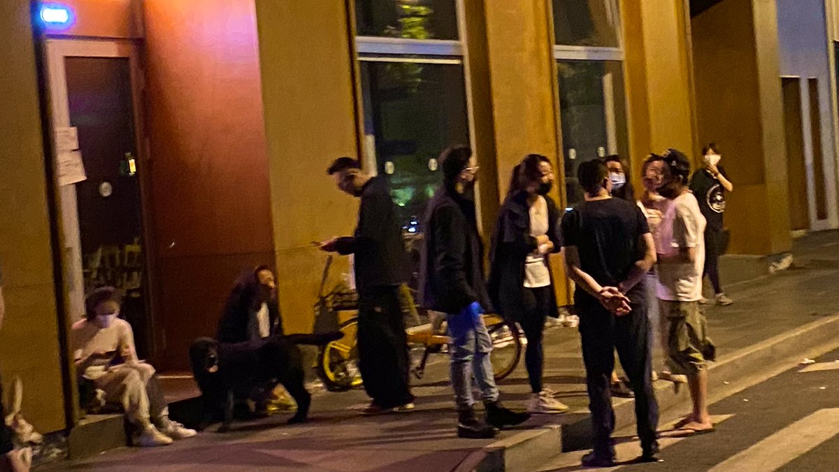 arnauldmiguet's tweet photo. #Shanghai au temps du #Covid19 ces derniers soirs flottait un petit air de liberté et de #Déconfinement  dans cette rue #anfu ce soir, c est fini... voir  👇 #chine @francetvchine  @GaelC21 https://t.co/kGfYWrpKxj