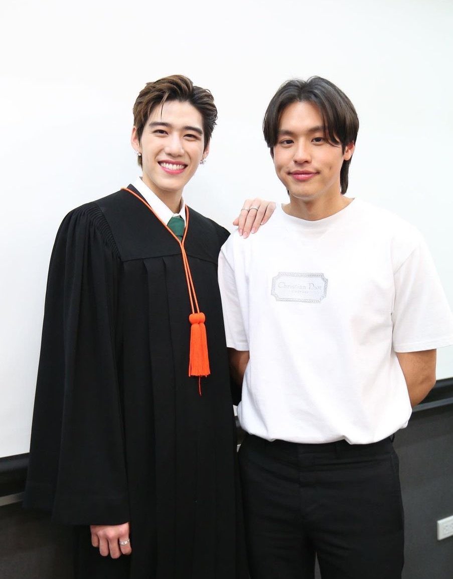 Mmewb's tweet photo. มาตรฐานแฟชั่นแฟนบัณฑิตต้องแบบนี้นะคะ #ณเดชน์ญาญ่า #บิวกิ้นพีพี #ไบร์ทวิน #มีนดรีม https://t.co/J4Fl0a4ZqD