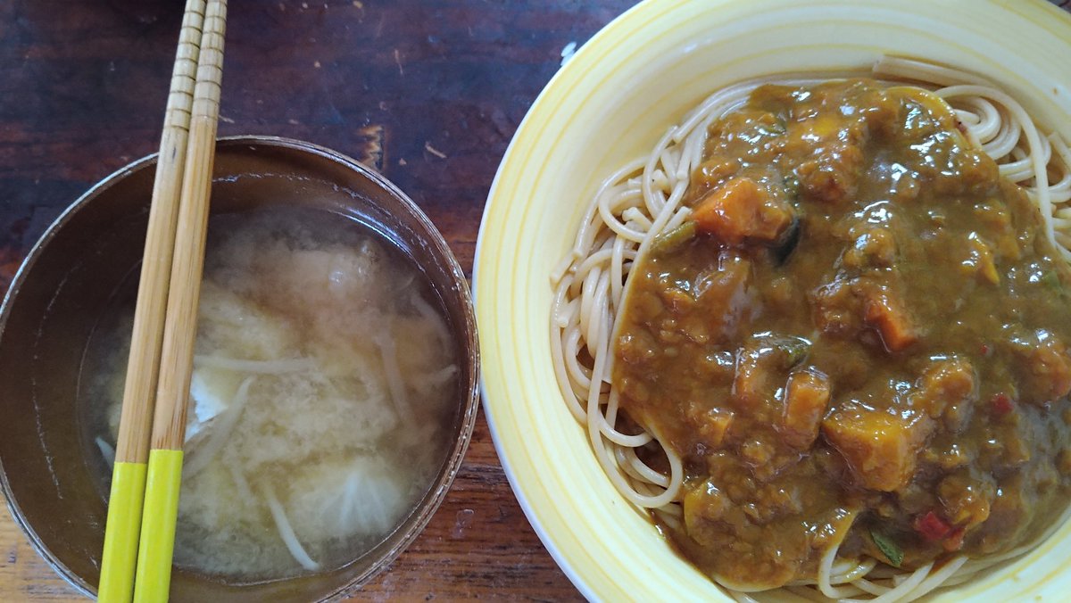 今日の昼食と夕食 昼食 カレーパスタと味噌汁 夕食 ・麻婆茄子丼 ・ベビーチーズとフランクフルト お供はハイボール→ジンソーダ カレーはレトルト、麻婆茄子は冷凍と手抜き？ですが安くて簡単で美味