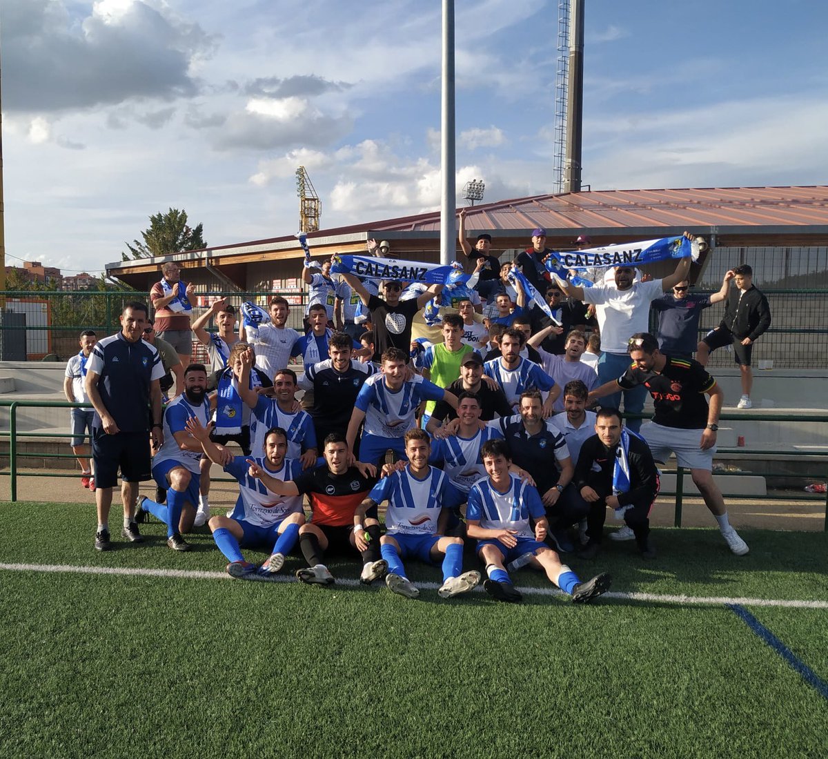 AntonioFdezRod's tweet photo. Mañana entrenaré mi último partido en el @calasanz preferente. Seis años magníficos llenos de buenos momentos. Mi agradecimiento a los que durante estos años me han ayudado a poder cumplir los objetivos, tanto a jugadores como a @guillermoperero @jorge_gomara17 Pato y Bene. https://t.co/ORNg3cbpQS