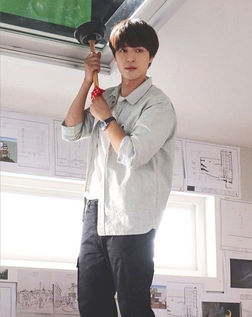 jongschive's tweet photo. mr. gong and the window plunger😆

#YangSejong #Sejong #양세종 https://t.co/oUcQxmtru0