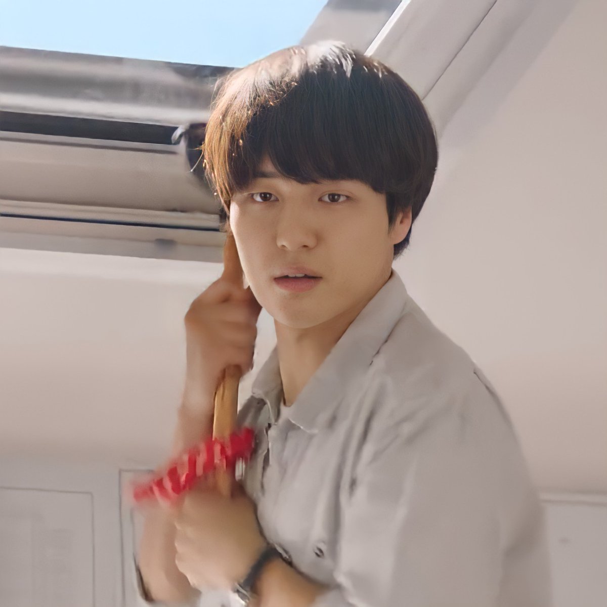 jongschive's tweet photo. mr. gong and the window plunger😆

#YangSejong #Sejong #양세종 https://t.co/oUcQxmtru0