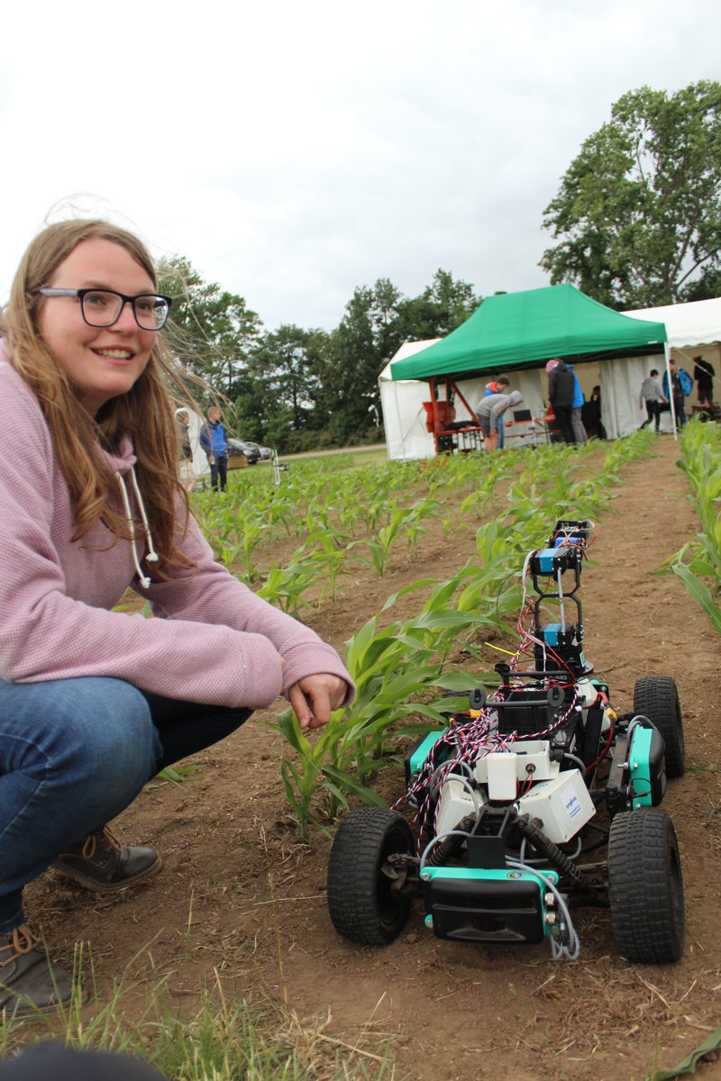 feldtage's tweet image. Behind every #fieldrobot at #DLGFeldtage, there’s a software team programming the autonomous robots to solve the complex tasks like recognizing rubbish, mapping its location and then removing it.
#crops #fieldrobots #agriculturalRobots #precisionfarming