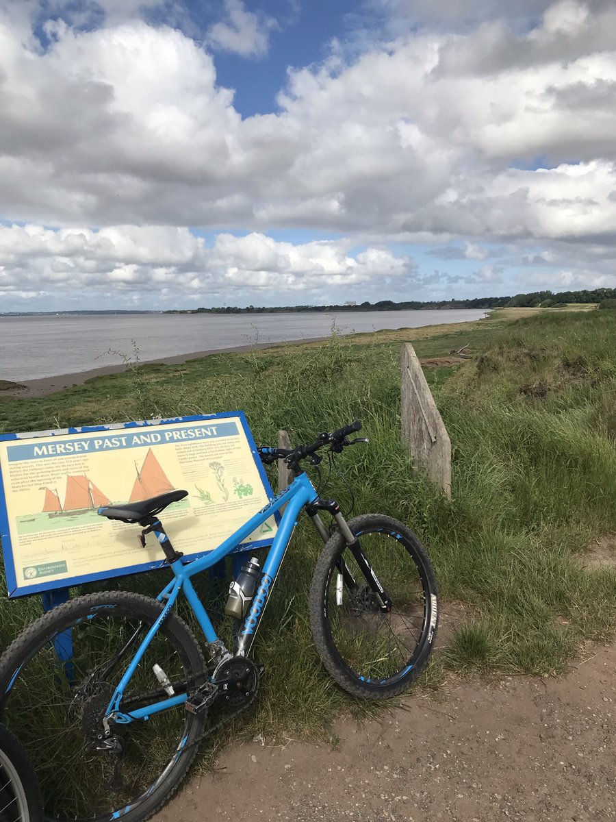 JohnMJames1's tweet photo. Saturday morning run out on the bike. #WorkLifeBalance #StHelens #PickeringsPasture #Ditton #HaleVillage #HaleLighthouse #Cronton #Rainhill https://t.co/RNB5G2zGyC