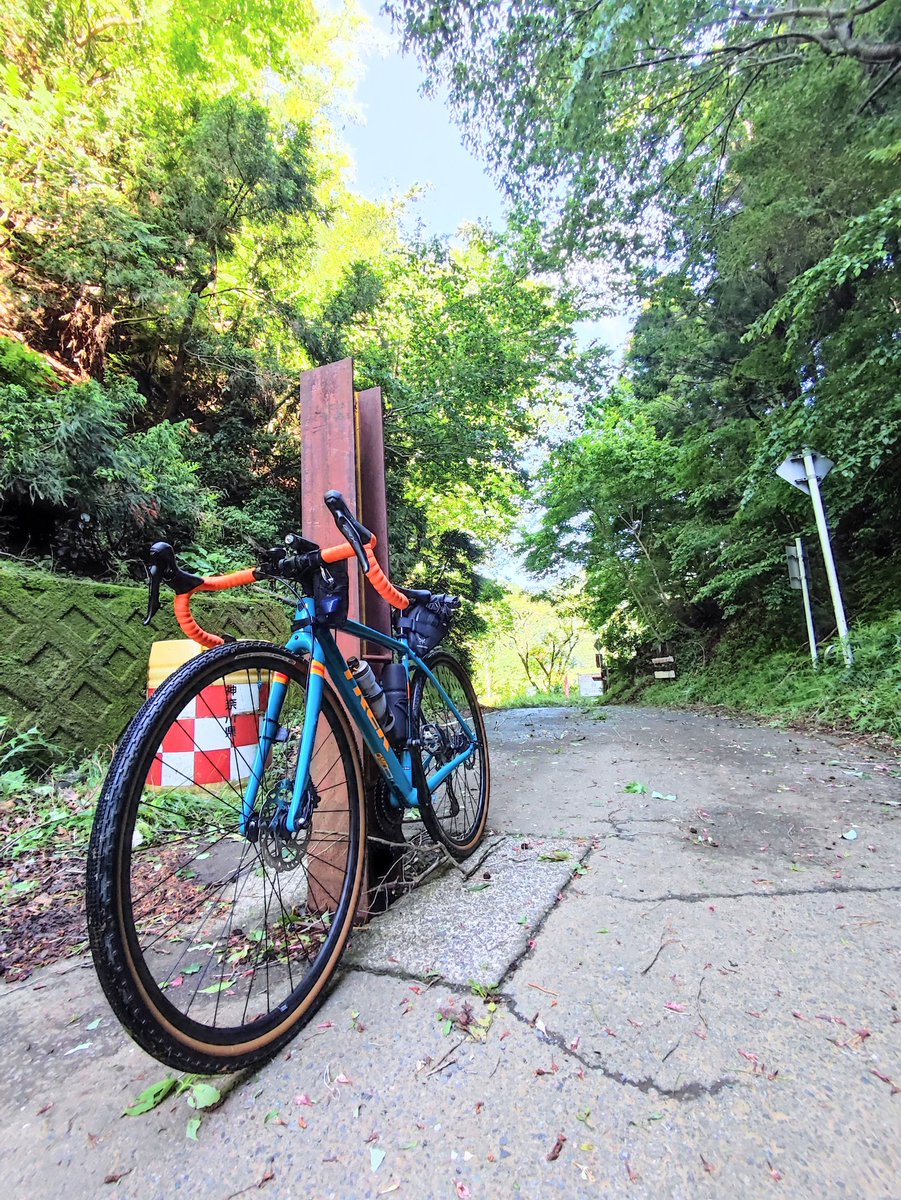 AturboRS's tweet photo. 前日の雨で路面コンディションが悪い峠道を"枝や流れてきた土"を踏み付けて走れるグラベルロードバイクは、頼もしい☺️
#グラベルロード 
#半原越
#ポタリング
#サイクリング https://t.co/bHjVQ7eSLA