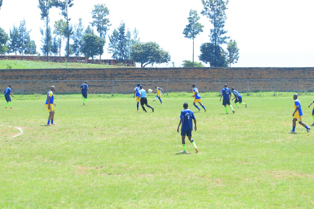RusiziDistrict's tweet photo. Le weekend sportif animé par le tournoi de la cohésion entre les équipes des vetérans de @RusiziDistrict  et ceux du sud Kivu (#Bukavu et #Uvila)en @RDC. La population des deux pays est enthousiasmée par ces rencontres chaleureuses. @RwandaLocalGov @RwandaWest @RwandaGov @gatjmv https://t.co/5E67gsx02D