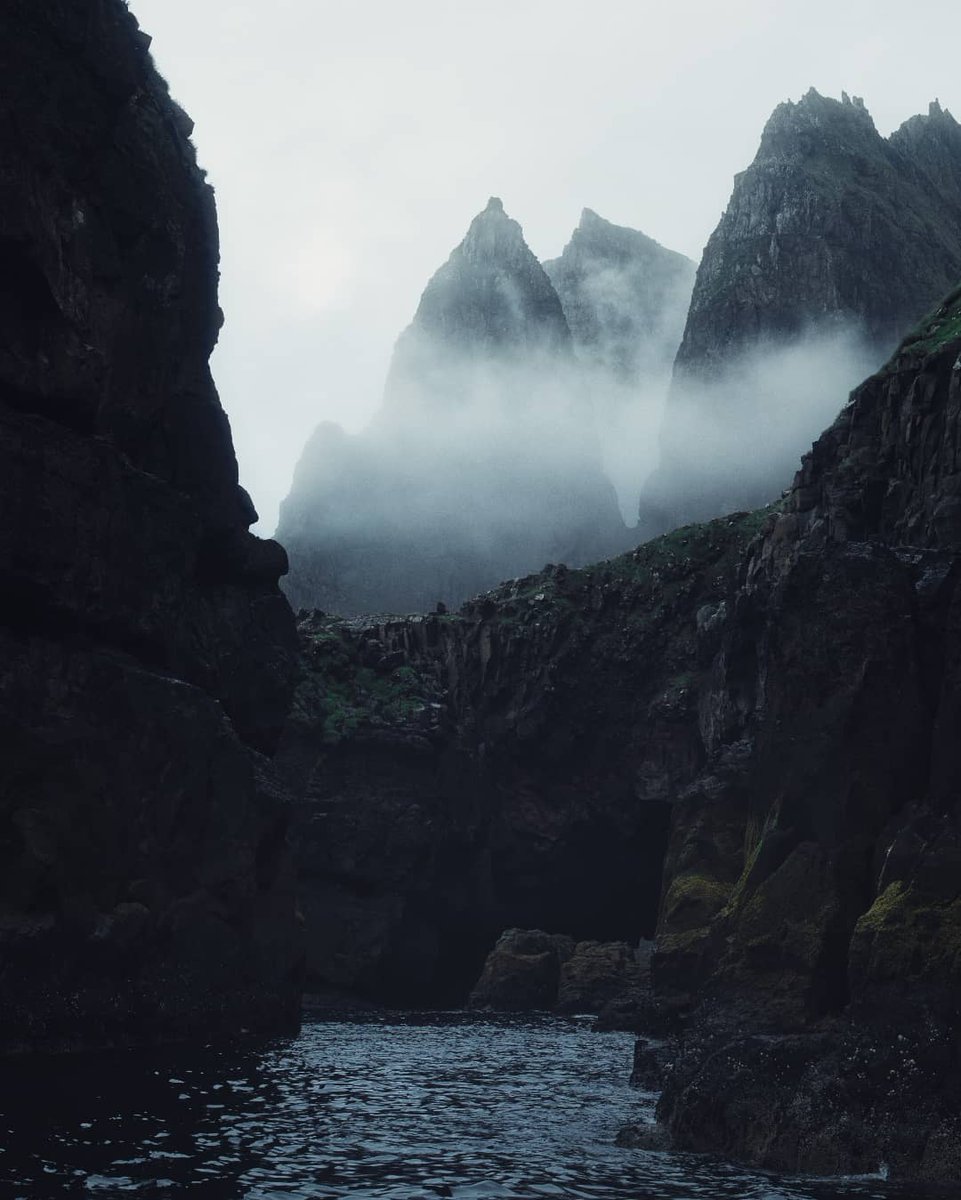 Crusing around the western cliffs of Suðuroy...

#landscape #NFTCommunity #photography
