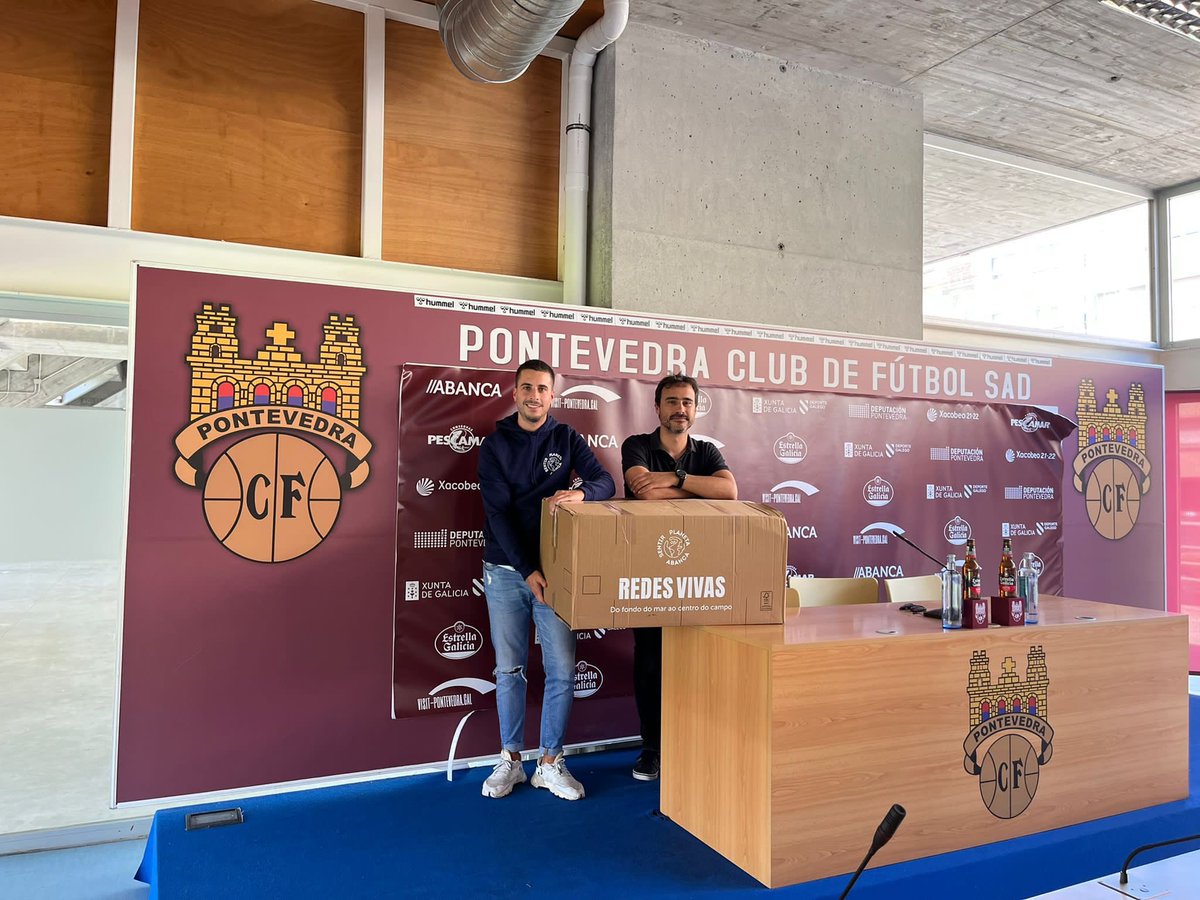 PontevedraCFSAD's tweet photo. REDES VIVAS | 🐟🐙 Mediante a iniciativa “REDES VIVAS”, @SomosABANCA fixo entrega esta mañá en Pasarón de estas redes de pesca abandonadas reconvertidas en redes de portería 🥅🏟
#HaiQueRoelo
#RedesVivas https://t.co/wx64Yk9jen