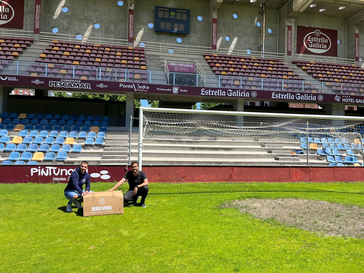 PontevedraCFSAD's tweet photo. REDES VIVAS | 🐟🐙 Mediante a iniciativa “REDES VIVAS”, @SomosABANCA fixo entrega esta mañá en Pasarón de estas redes de pesca abandonadas reconvertidas en redes de portería 🥅🏟
#HaiQueRoelo
#RedesVivas https://t.co/wx64Yk9jen