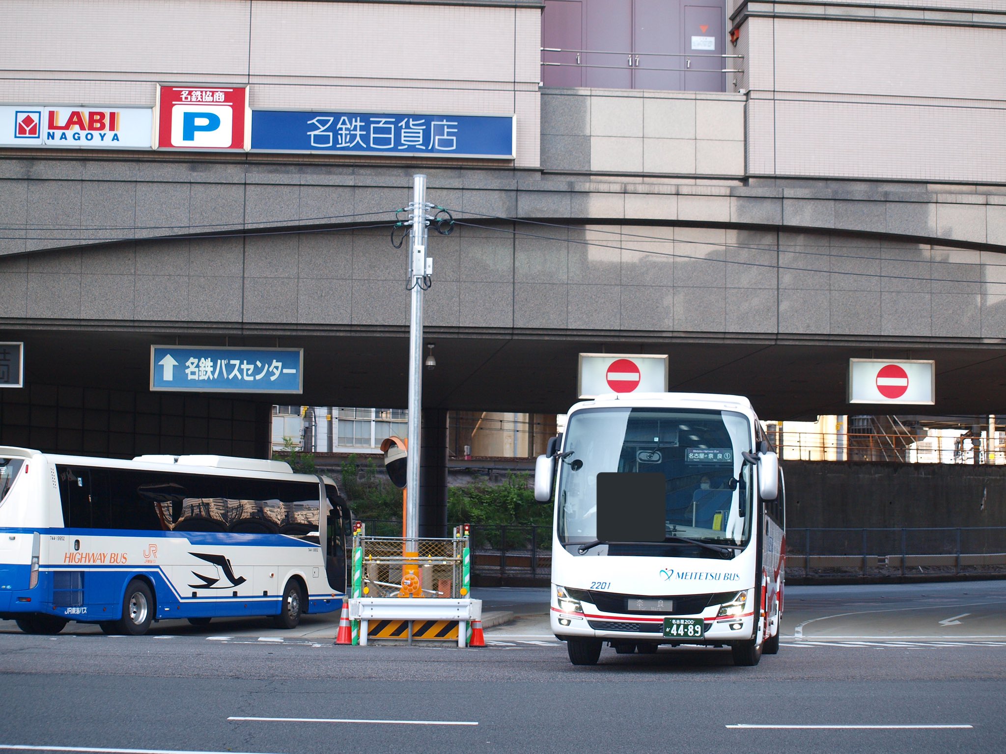 なる V Twitter 名鉄バス21 26 名古屋 21 奈良 Jr奈良駅前 26 100 愛知学院大前 今更ながら初めてここ下広井にて撮影しました 今年度新車22代 初めてお目にかかれました 同じ車両なのに全然行き先が違う 奈良 というシンプルな表示がいいです