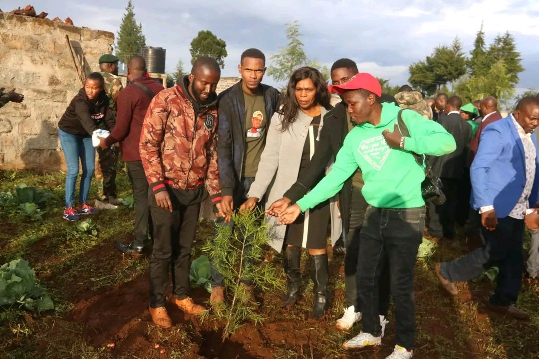 titus_kims's tweet photo. The goal of life is living in agreement with nature—Zeno
Joined CEO @Dedankm and mother to Teddy @evakimathi in planting trees in honour of our fallen green army member.
@CCF_Kenya @necc_kenya @KeForestService @KeEquityBank
@NyandaruaCG018
@NyamuJim @NyandaruaGreen
#treesforTeddy https://t.co/QMSnVWq57R
