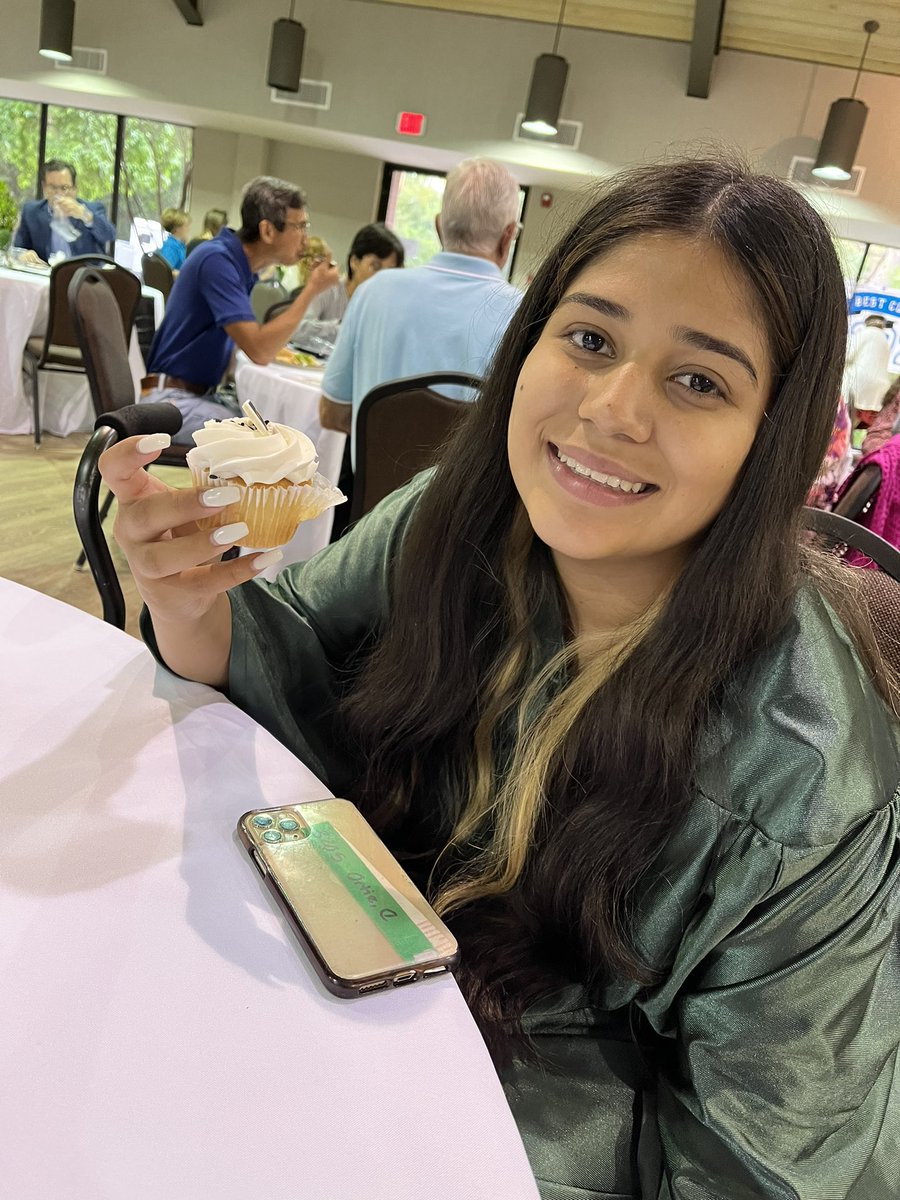 vavlldrs's tweet photo. #forestgrad2022 Congratulations to my beautiful niece. Tia is so proud of you!! 💕 https://t.co/Z8QoyVmktr