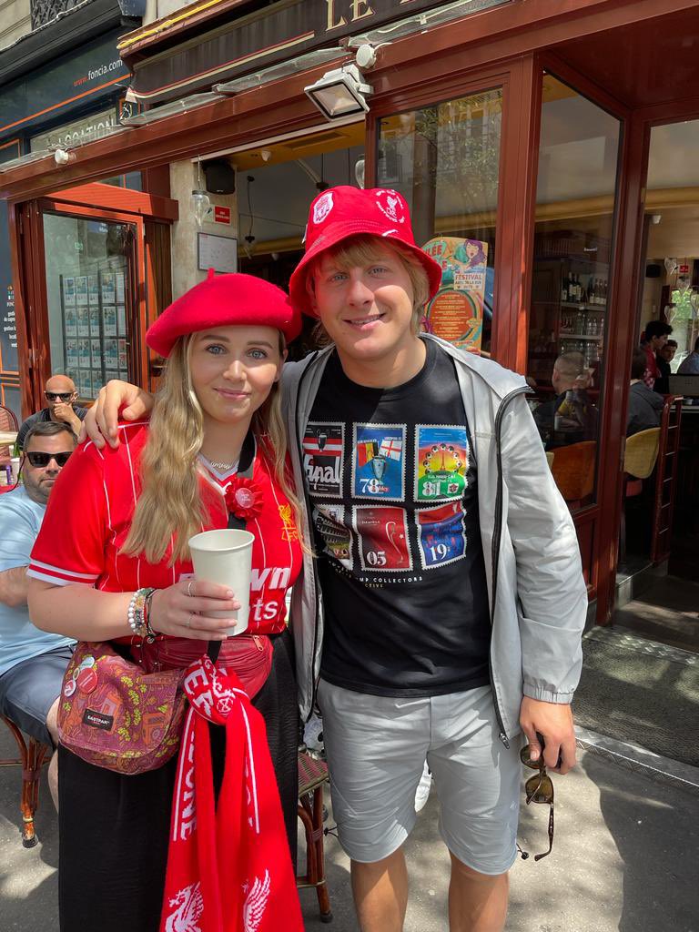 CaoimheSport's tweet photo. Look who I just bumped into in Paris. @theufcbaddy 🇫🇷 https://t.co/btQsqJns3L