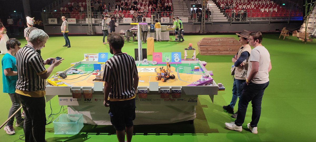 Malheureusement on finit par un très mauvais match. Sûrement que la pression était trop forte.
Mais c'est un beau parcours pour les jeunes du club robotronik.