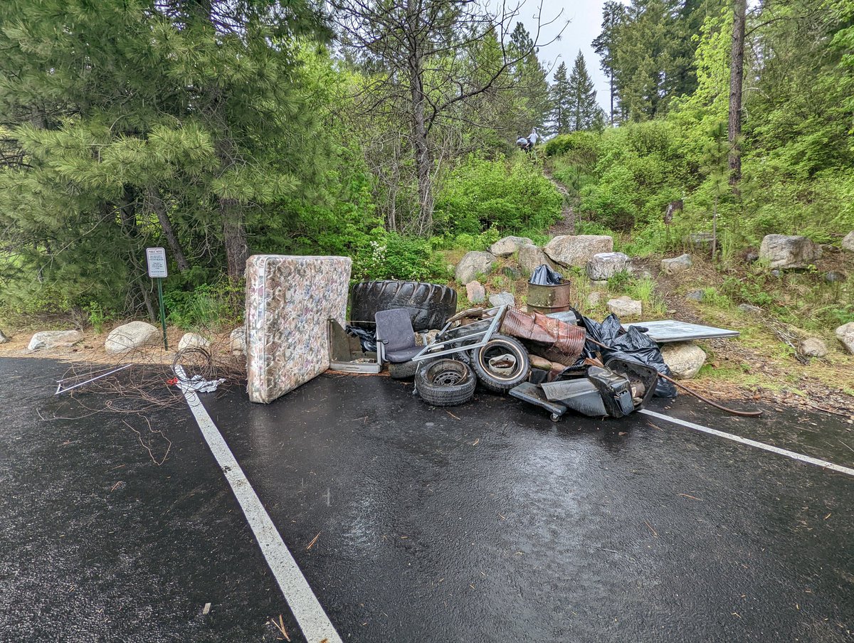 TimberlakeFoot1's tweet photo. Spent Friday doing Timberlake's annual Community Appreciation Day.  We worked our way through Spirit Lake picking up trash.  When Oreos are on the line, our guys get after it! https://t.co/YOo7FIN4cI