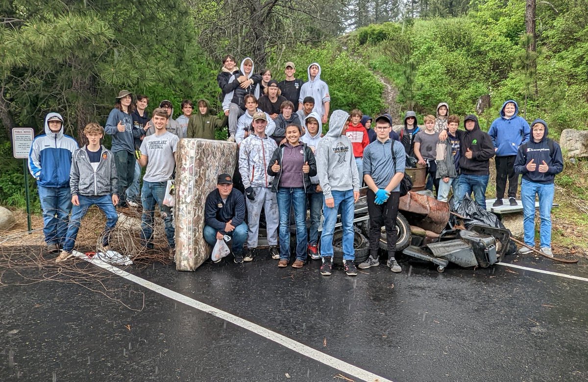 TimberlakeFoot1's tweet photo. Spent Friday doing Timberlake's annual Community Appreciation Day.  We worked our way through Spirit Lake picking up trash.  When Oreos are on the line, our guys get after it! https://t.co/YOo7FIN4cI