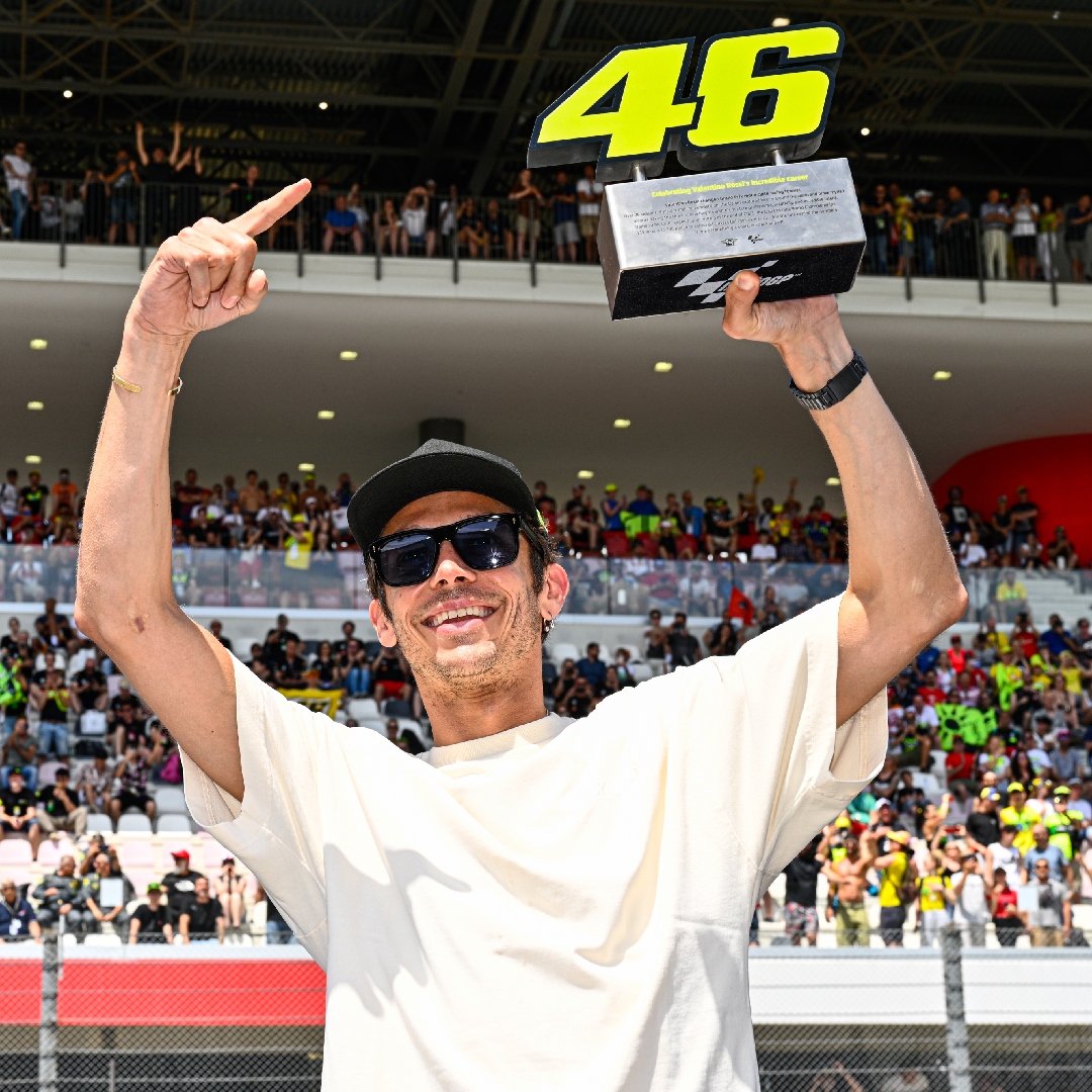 DAZN_ES's tweet photo. El 46 solo tiene un nombre: Valentino Rossi 💛 https://t.co/KEXo7eRQcP