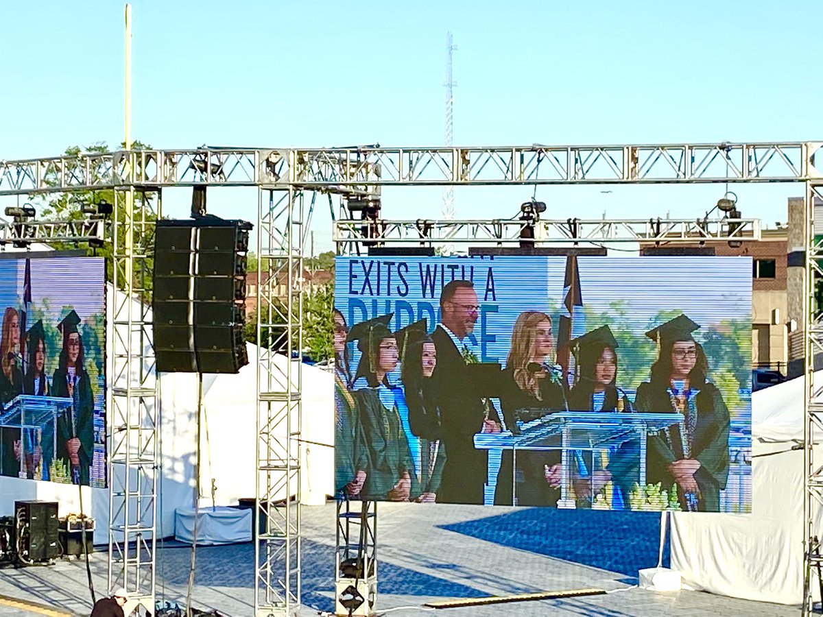 scott_vinh's tweet photo. #forestgrad22 Maya Lee - valedictorian! https://t.co/AuqxFx1OAB